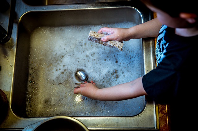 dítě při mytí nádobí