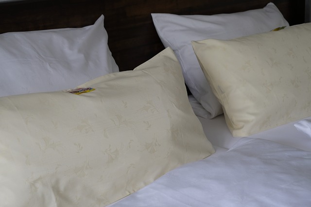 manželská postel s polštáři